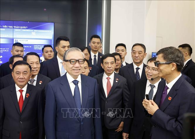 Tổng Bí thư, Chủ tịch nước Tô Lâm và các đại biểu tại Trung tâm hợp tác ứng dụng AI Trung Quốc - ASEAN. Ảnh: Thống Nhất - TTXVN
