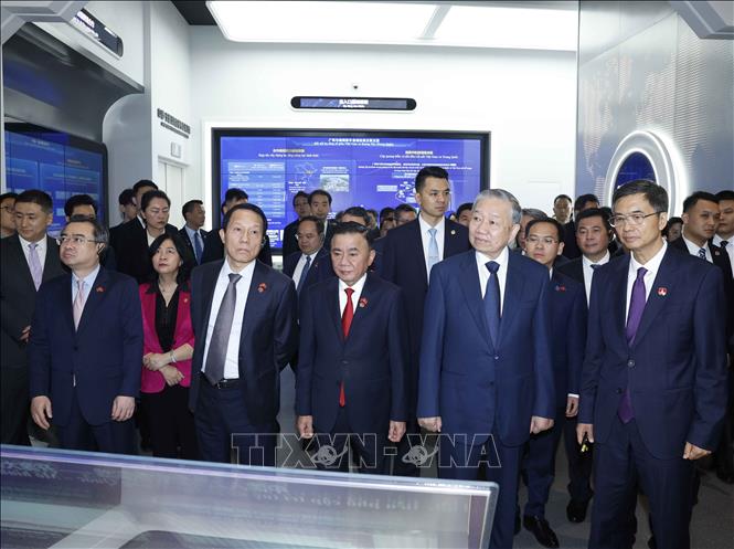 Tổng Bí thư, Chủ tịch nước Tô Lâm và các đại biểu tại Trung tâm hợp tác ứng dụng AI Trung Quốc - ASEAN. Ảnh: Thống Nhất - TTXVN
