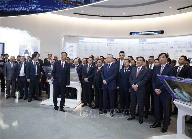 Tổng Bí thư, Chủ tịch nước Tô Lâm và các đại biểu tại Trung tâm hợp tác ứng dụng AI Trung Quốc - ASEAN. Ảnh: Thống Nhất - TTXVN
