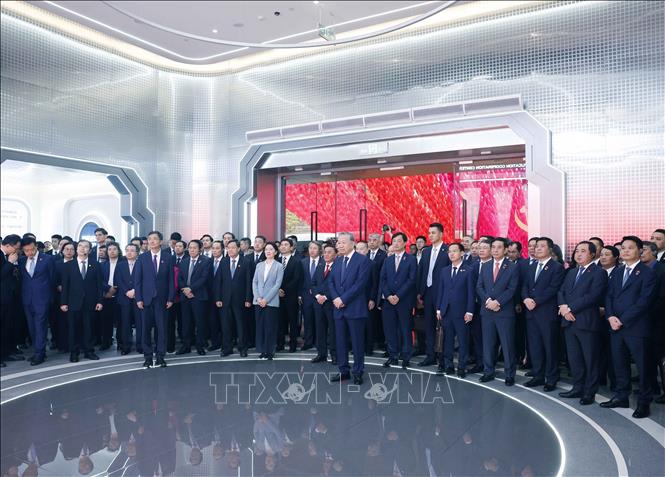 Tổng Bí thư, Chủ tịch nước Tô Lâm nghe giới thiệu về Trung tâm hợp tác ứng dụng AI Trung Quốc - ASEAN. Ảnh: Thống Nhất - TTXVN