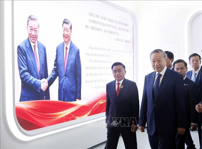Tổng Bí thư, Chủ tịch nước Tô Lâm và các đại biểu thăm Trung tâm hợp tác ứng dụng AI Trung Quốc - ASEAN. Ảnh: Thống Nhất - TTXVN

