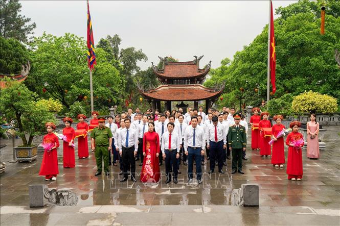 Đoàn đại biểu xã Hy Cương dâng hương tại Đền Đức Quốc Tổ Lạc Long Quân. Ảnh: Tạ Toàn - TTXVN
