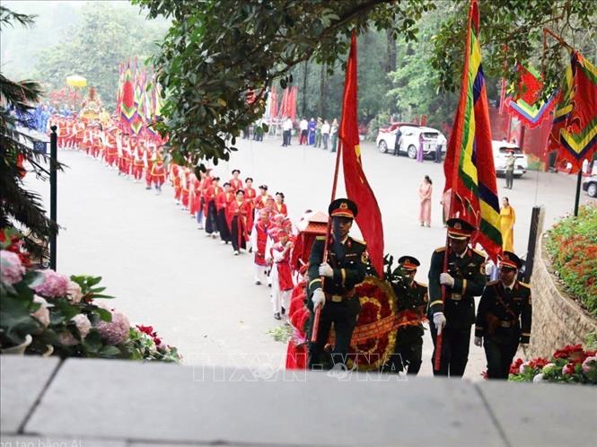 Đoàn đại biểu xã Hy Cương hành lễ lên Đền Thượng. Ảnh: Tạ Toàn - TTXVN