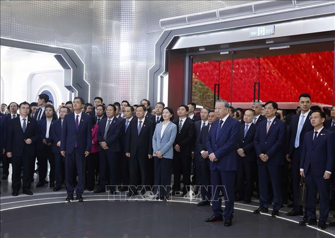 Tổng Bí thư, Chủ tịch nước Tô Lâm nghe giới thiệu về Trung tâm hợp tác ứng dụng AI Trung Quốc - ASEAN. Ảnh: Thống Nhất - TTXVN