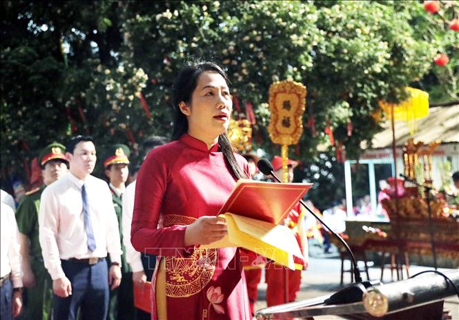 Lãnh đạo xã Hy Cương báo công trước Anh linh các Vua Hùng. Ảnh: Tạ Toàn - TTXVN