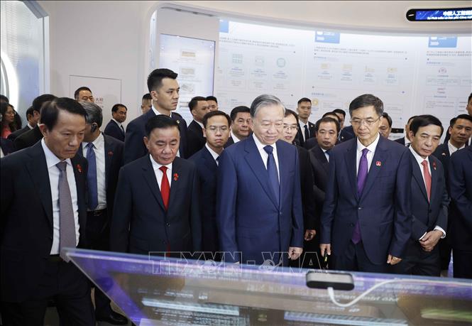 Tổng Bí thư, Chủ tịch nước Tô Lâm và các đại biểu tại Trung tâm hợp tác ứng dụng AI Trung Quốc - ASEAN. Ảnh: Thống Nhất - TTXVN
