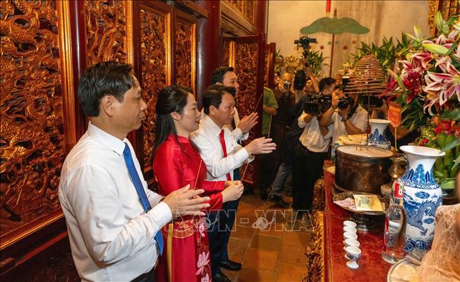 Lãnh đạo xã Hy Cương dâng hương tưởng niệm các Vua Hùng tại Đền Thượng. Ảnh: Tạ Toàn - TTXVN