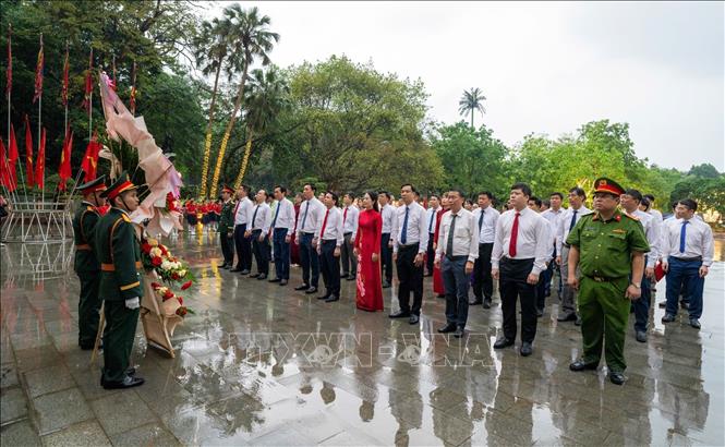 Đoàn đại biểu xã Hy Cương dâng hương tại Bức Phù điêu nơi Chủ tịch Hồ Chí Minh nói chuyện với cán bộ, chiến sĩ Đại đoàn Quân Tiên Phong, tại khu di tích lịch sử Đền Hùng. Ảnh: Tạ Toàn - TTXVN