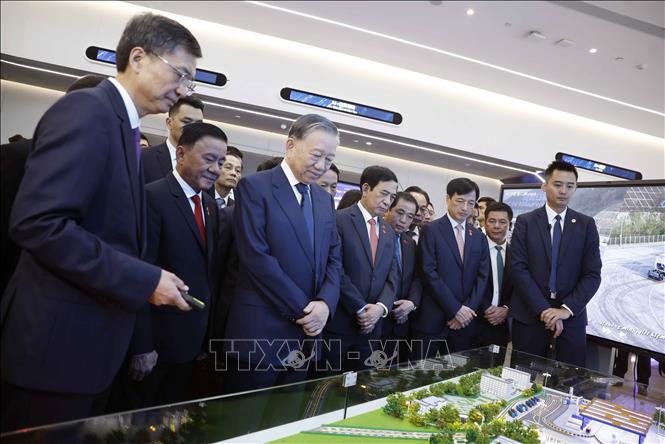 Tổng Bí thư, Chủ tịch nước Tô Lâm và các đại biểu tại Trung tâm hợp tác ứng dụng AI Trung Quốc - ASEAN. Ảnh: Thống Nhất - TTXVN
