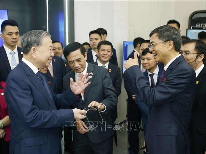 Tổng Bí thư, Chủ tịch nước Tô Lâm và các đại biểu tại Trung tâm hợp tác ứng dụng AI Trung Quốc - ASEAN. Ảnh: Thống Nhất - TTXVN
