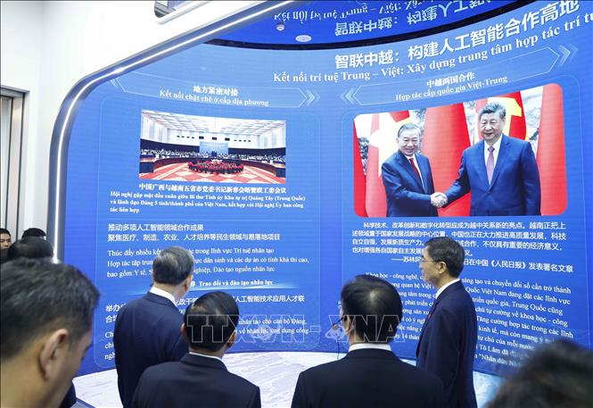 Tổng Bí thư, Chủ tịch nước Tô Lâm và các đại biểu tại Trung tâm hợp tác ứng dụng AI Trung Quốc - ASEAN. Ảnh: Thống Nhất - TTXVN
