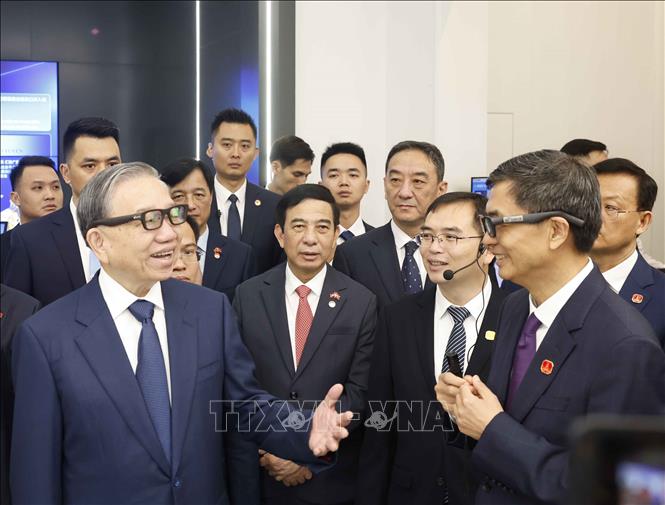 Tổng Bí thư, Chủ tịch nước Tô Lâm và các đại biểu tại Trung tâm hợp tác ứng dụng AI Trung Quốc - ASEAN. Ảnh: Thống Nhất - TTXVN
