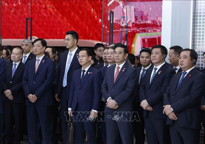 Đoàn đại biểu cấp cao Việt Nam tại Trung tâm hợp tác ứng dụng AI Trung Quốc - ASEAN. Ảnh: Thống Nhất - TTXVN
