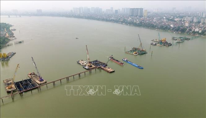 Cầu Trần Hưng Đạo là 1 trong số 7 cầu vượt sông Hồng được khởi công trong năm 2025 (gồm cầu Hồng Hà, Mễ Sở, Tứ Liên, Ngọc Hồi, Vân Phúc, Trần Hưng Đạo và Thượng Cát). Đây đều là những “mảnh ghép” đặc biệt, vừa góp phần phân bổ lại mật độ dân cư 2 bên bờ sông Hồng. Ảnh: Quốc Khánh - TTXVN 
