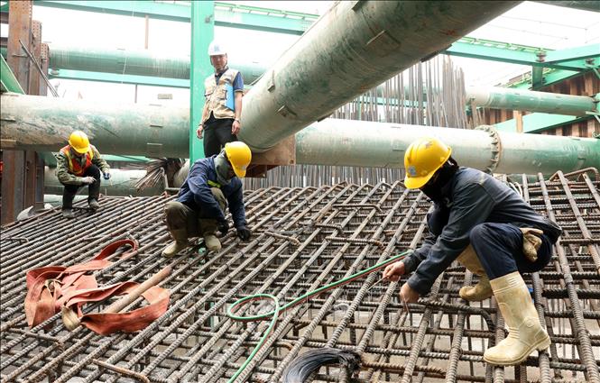 Không khí thi công khẩn trường trên công trường dự án cầu Trần Hưng Đạo những ngày tháng 4/2026. Ảnh: Quốc Khánh - TTXVN