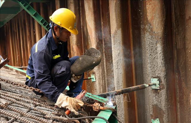 Không khí thi công khẩn trường trên công trường dự án cầu Trần Hưng Đạo những ngày tháng 4/2026. Ảnh: Quốc Khánh - TTXVN