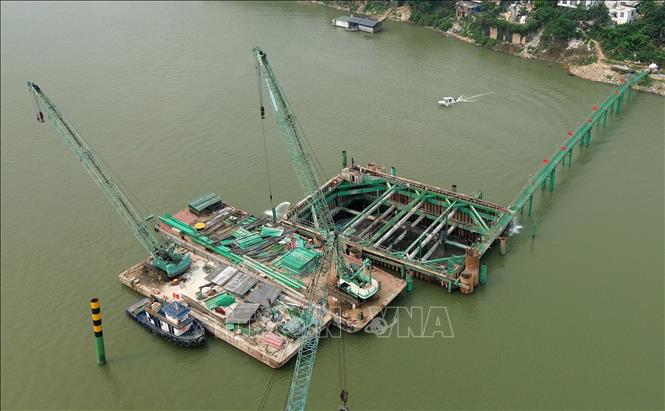 Hiện tại nhà thầu tập trung nhân lực, máy mọc thi công nhằm hoàn thành các trụ dưới sông trước mùa lũ tiểu mãn 2026. Ảnh: Quốc Khánh - TTXVN