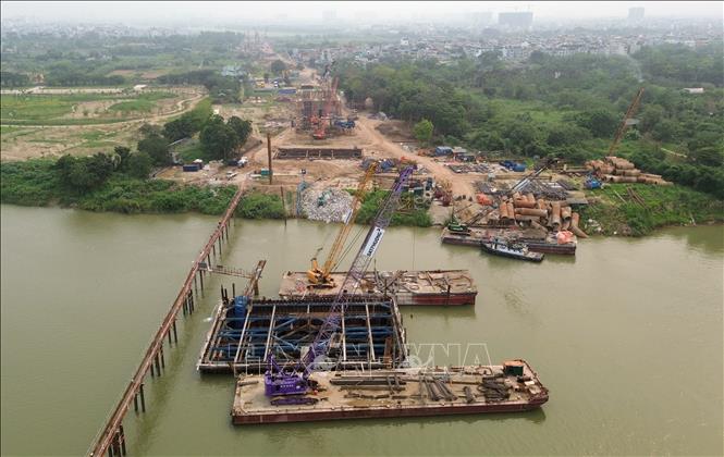 Trụ TC8 dưới nước và đường dẫn phía phố Nguyễn Sơn, phường Long Biên được nhà thầu Đạt Phương tăng tốc thi công đảm bảo tiến độ đề ra. Ảnh: Quốc Khánh - TTXVN