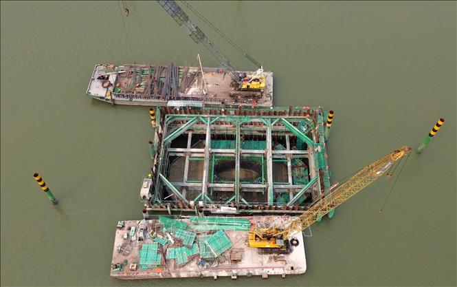 Nhà thầu triển khai thi công hạng mục trụ cầu giữa sông Hồng. Ảnh: Quốc Khánh - TTXVN