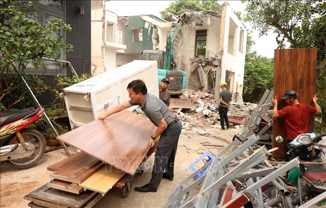 Những hộ dân đầu tiên ngõ 695 phố Bạch Đằng, phường Hồng Hà di chuyển đồ đạc bàn giao mặt bằng cho nhà thầu Trung Chính, xong trước ngày 20/4. Ảnh: Quốc Khánh - TTXVN