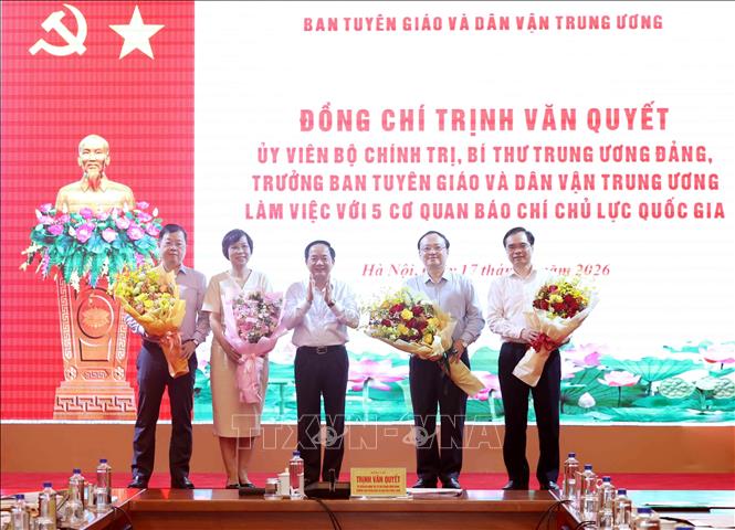 Đồng chí Trịnh Văn Quyết, Uỷ viên Bộ Chính trị, Bí thư Trung ương Đảng, Trưởng Ban Tuyên giáo và Dân vận Trung ương tặng hoa chúc mừng lãnh đạo các cơ quan báo chí chủ lực quốc gia. Ảnh: Phương Hoa - TTXVN
