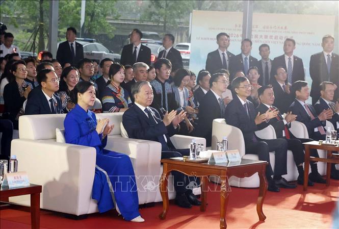 Party General Secretary and President To Lam, his spouse and delegates attend the Vietnam-China border people exchange festival. VNA Photo: Thống Nhất