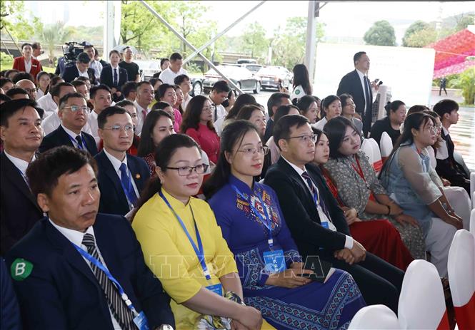 Delegates attend the Vietnam-China border people exchange festival. VNA Photo: Thống Nhất