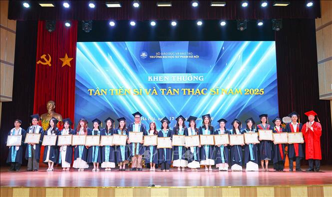 Tuyên dương, khen thưởng các tân Thạc sĩ, Tiến sĩ có thành tích xuất sắc. Ảnh: Thanh Tùng - TTXVN