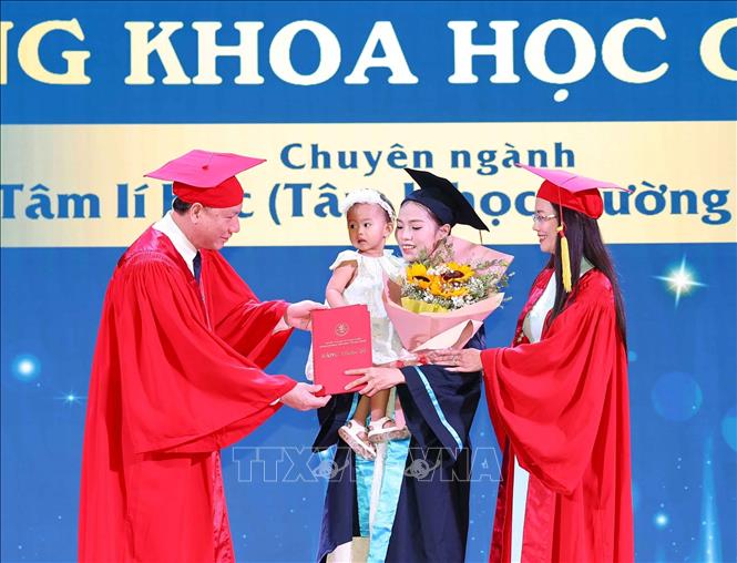 PGS.TS Nguyễn Đức Sơn – Hiệu trưởng Trường Đại học Sư phạm Hà Nội trao bằng tốt nghiệp cho các tân Thạc sĩ. Ảnh: Thanh Tùng - TTXVN