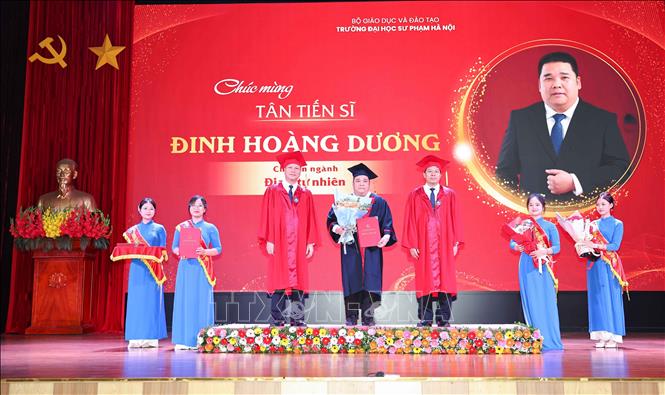 PGS.TS Nguyễn Đức Sơn – Hiệu trưởng, cùng PGS.TS Kiều Văn Hoan – Phó Hiệu trưởng (Trường Đại học Sư phạm Hà Nội) trao bằng tốt nghiệp cho các tân Tiến sĩ. Ảnh: Thanh Tùng - TTXVN