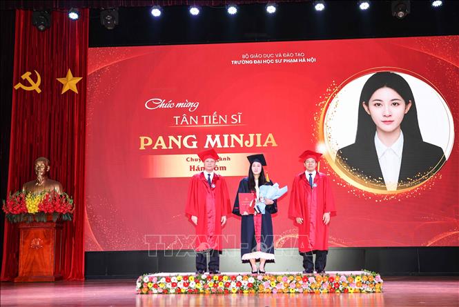 PGS.TS Nguyễn Đức Sơn – Hiệu trưởng, cùng PGS.TS Kiều Văn Hoan – Phó Hiệu trưởng (Trường Đại học Sư phạm Hà Nội) trao bằng tốt nghiệp cho các tân Tiến sĩ. Ảnh: Thanh Tùng - TTXVN