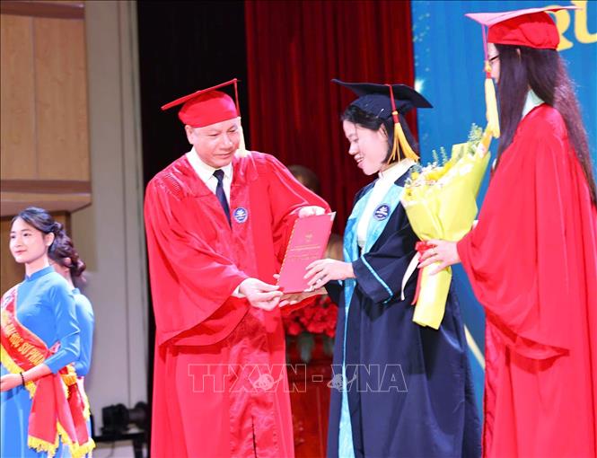 PGS.TS Nguyễn Đức Sơn – Hiệu trưởng Trường Đại học Sư phạm Hà Nội trao bằng tốt nghiệp cho các tân Thạc sĩ. Ảnh: Thanh Tùng - TTXVN