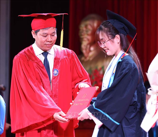 PGS.TS Kiều Văn Hoan – Phó Hiệu trưởng Trường Đại học Sư phạm Hà Nội trao bằng tốt nghiệp cho các tân Thạc sĩ. Ảnh: Thanh Tùng - TTXVN