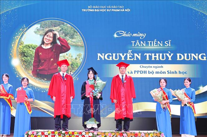 PGS.TS Nguyễn Đức Sơn – Hiệu trưởng, cùng PGS.TS Kiều Văn Hoan – Phó Hiệu trưởng (Trường Đại học Sư phạm Hà Nội) trao bằng tốt nghiệp cho các tân Tiến sĩ. Ảnh: Thanh Tùng - TTXVN