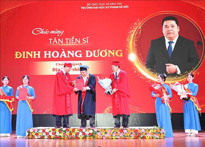 PGS.TS Nguyễn Đức Sơn – Hiệu trưởng, cùng PGS.TS Kiều Văn Hoan – Phó Hiệu trưởng (Trường Đại học Sư phạm Hà Nội) trao bằng tốt nghiệp cho các tân Tiến sĩ. Ảnh: Thanh Tùng - TTXVN