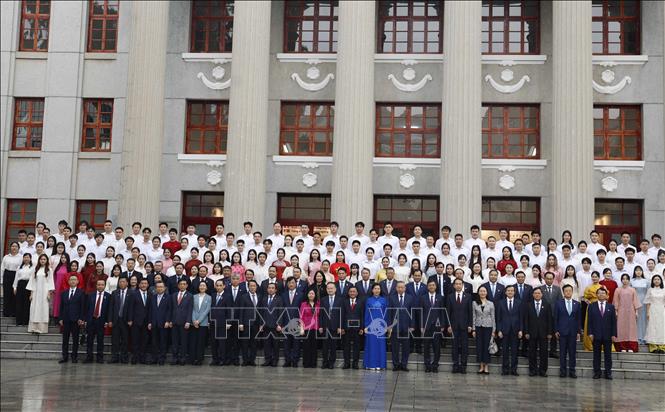 Tổng Bí thư, Chủ tịch nước Tô Lâm và Phu nhân cùng các đại biểu chụp ảnh lưu niệm tại Di tích Khu học xá Trung ương, Nam Ninh (Trung Quốc). Ảnh: Thống Nhất - TTXVN