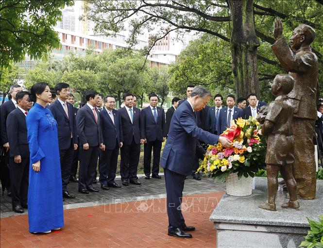 Tổng Bí thư, Chủ tịch nước Tô Lâm và Phu nhân cùng các đại biểu dâng hoa tưởng niệm tại tượng Bác Hồ trong khuôn viên Di tích Khu học xá Trung ương (Nam Ninh, Trung Quốc). Ảnh: Thống Nhất - TTXVN