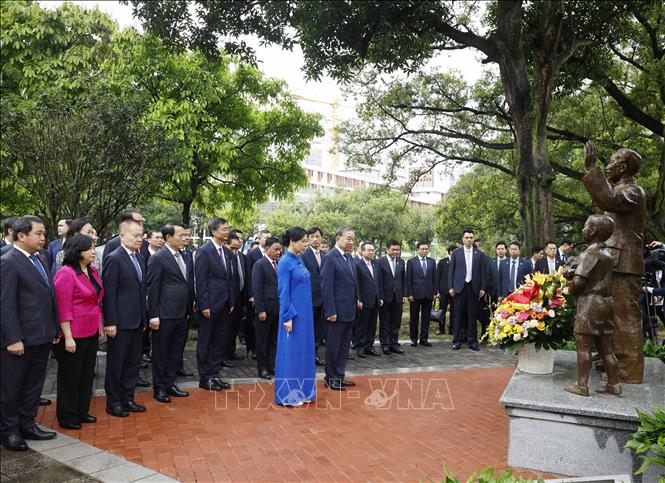 Tổng Bí thư, Chủ tịch nước Tô Lâm và Phu nhân cùng các đại biểu dâng hoa tưởng niệm tại tượng Bác Hồ trong khuôn viên Di tích Khu học xá Trung ương (Nam Ninh, Trung Quốc). Ảnh: Thống Nhất - TTXVN