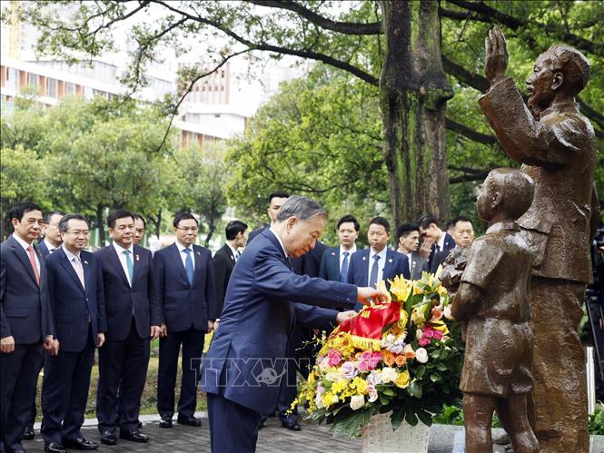 Tổng Bí thư, Chủ tịch nước Tô Lâm dâng hoa tưởng niệm tại tượng Bác Hồ trong khuôn viên Di tích Khu học xá Trung ương (Nam Ninh, Trung Quốc). Ảnh: Thống Nhất - TTXVN