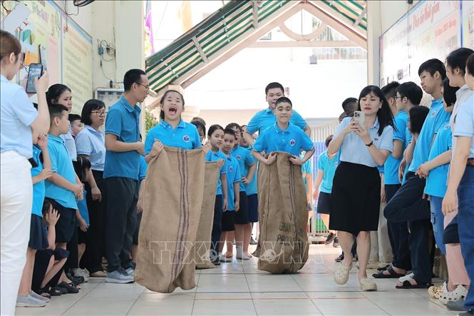 Không khí vui tươi lan tỏa trong hoạt động nhảy bao bố của học sinh. Ảnh: Lê Đông - TTXVN