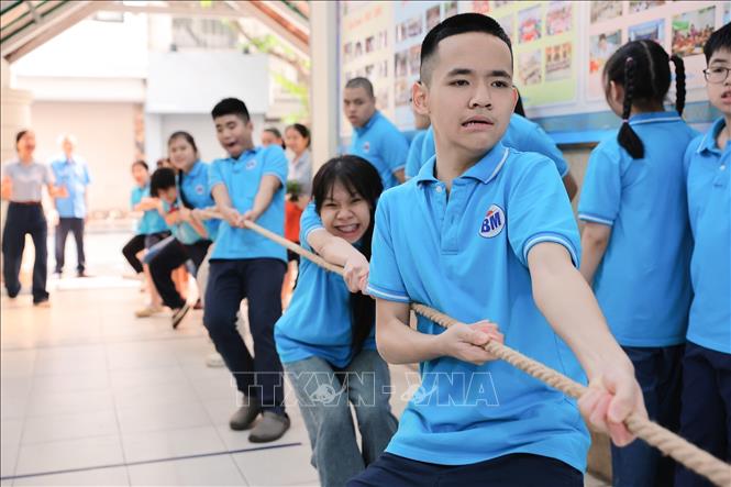 Những gương mặt quyết tâm trong phần thi kéo co đầy hấp dẫn. Ảnh: Lê Đông - TTXVN