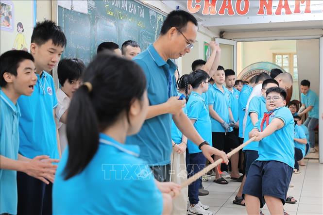 Cuộc thi kéo co diễn ra kịch tính với sự cổ vũ nhiệt tình từ bạn bè. Ảnh: Lê Đông - TTXVN