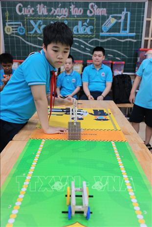 Phần thi xe thả dốc của học sinh Trường tiểu học Bình Minh. Ảnh: Lê Đông - TTXVN
