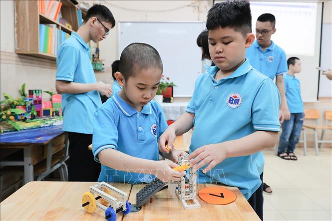Học sinh Tiểu học Bình Minh tham gia lắp ráp mô hình tại cuộc thi xe thả dốc. Ảnh: Lê Đông - TTXVN