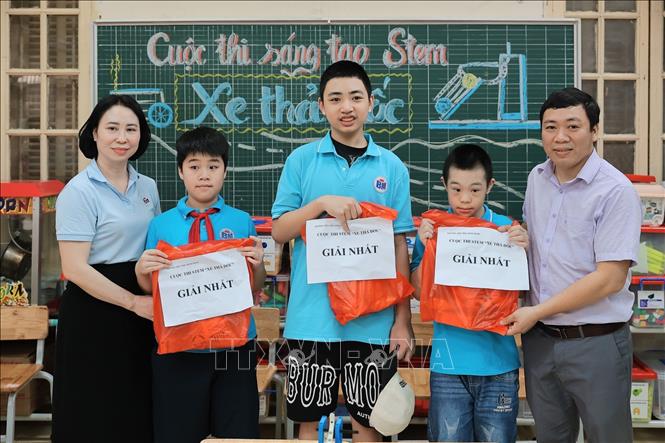 Học sinh nhận giải Nhất tại cuộc thi sáng tạo STEM với sản phẩm “Xe thả dốc” tại Ngày hội. Ảnh: Lê Đông - TTXVN