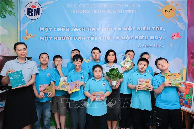 Học sinh tiểu học Bình Minh đổi sách lấy cây tại Ngày hội. Ảnh: Lê Đông - TTXVN
