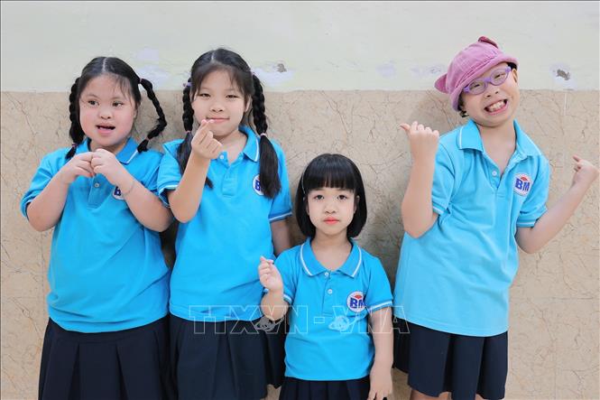 Niềm vui giản dị của các em nhỏ khi tham gia sân chơi bổ ích tại trường. Ảnh: Lê Đông - TTXVN