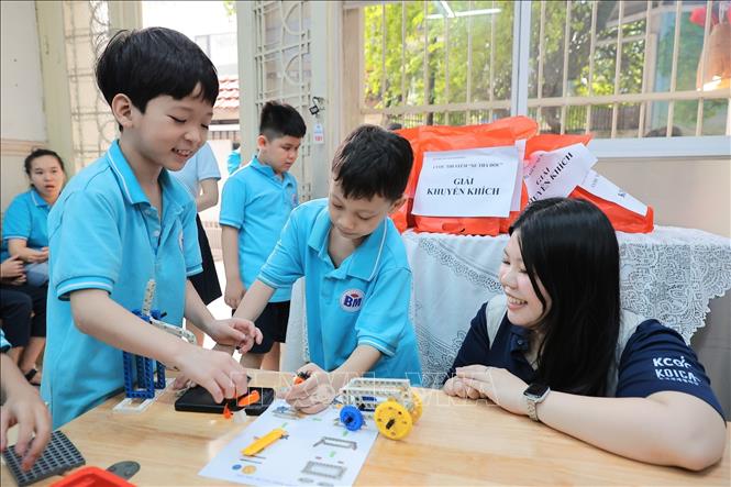 Học sinh Tiểu học Bình Minh tham gia lắp ráp mô hình tại cuộc thi xe thả dốc. Ảnh: Lê Đông - TTXVN