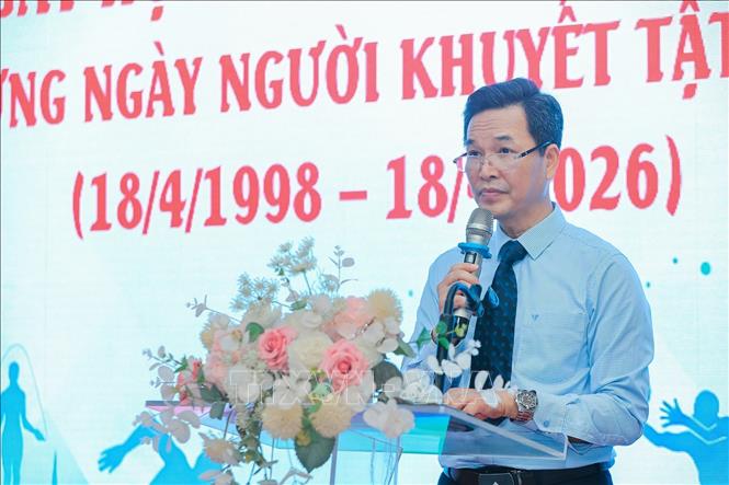 Nhà giáo Phạm Văn Hoan, Hiệu trưởng Trường Tiểu học Bình Minh phát biểu khai mạc. Ảnh: Lê Đông - TTXVN