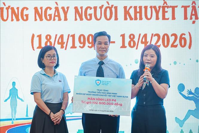 Bà Dương Thị Bích Diệp, Chủ tịch Quỹ vì trẻ em khuyết tật Việt Nam chia sẻ tại Ngày hội. Ảnh: Lê Đông - TTXVN